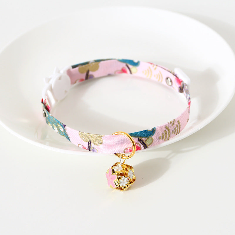 Collar ajustable para mascotas con cascabel y estampado floral