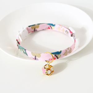 Collar ajustable para mascotas con cascabel y estampado floral